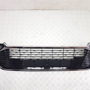 Заглушка (решетка) в бампер Toyota Camry XV50 [рестайлинг] (2014-2017)