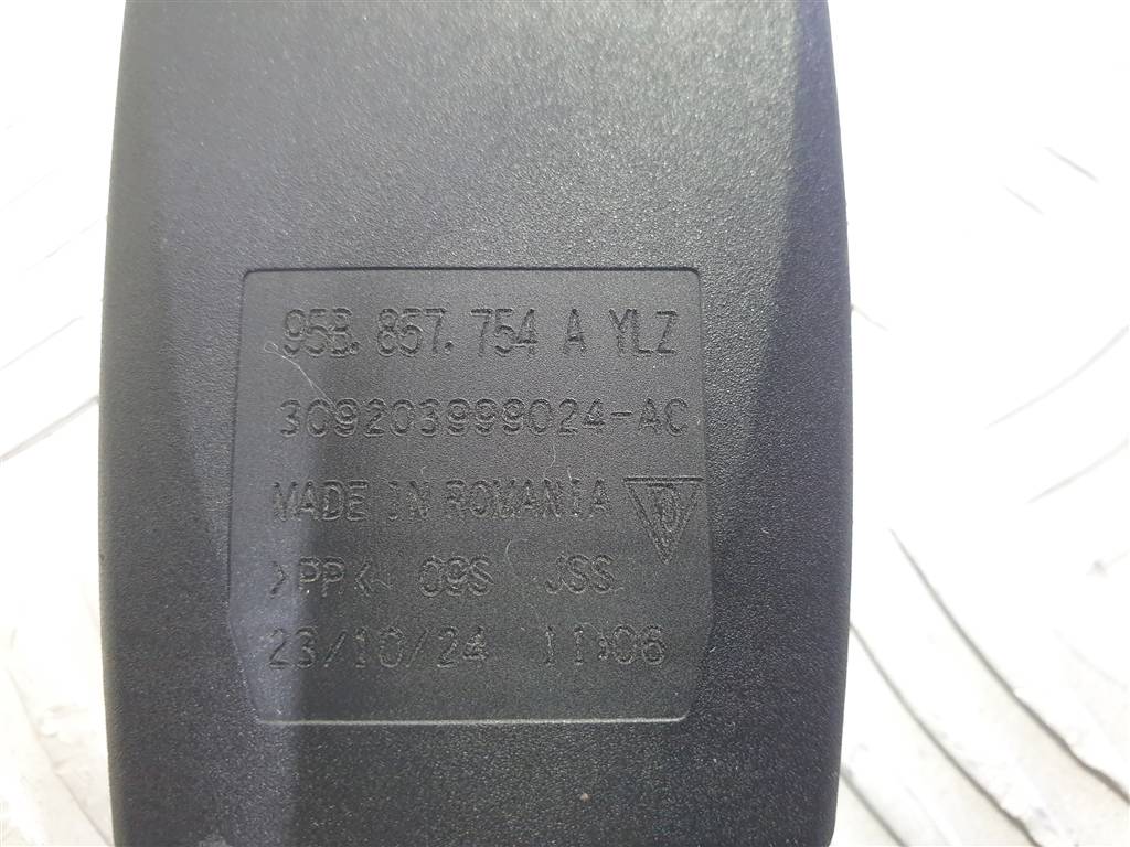 256572