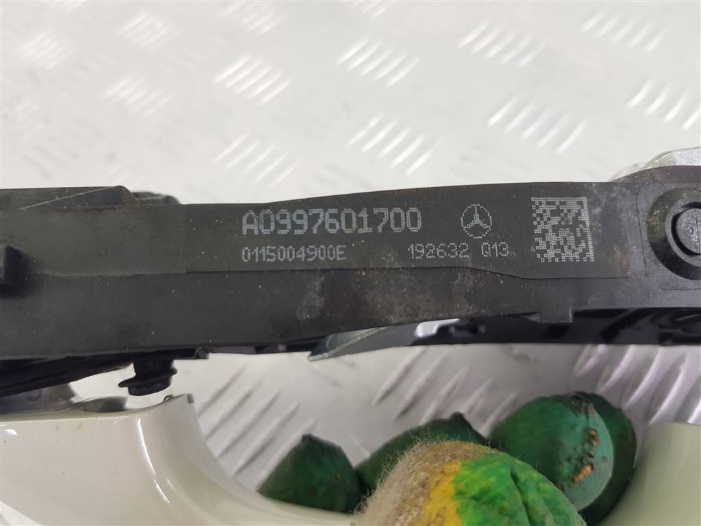 299350