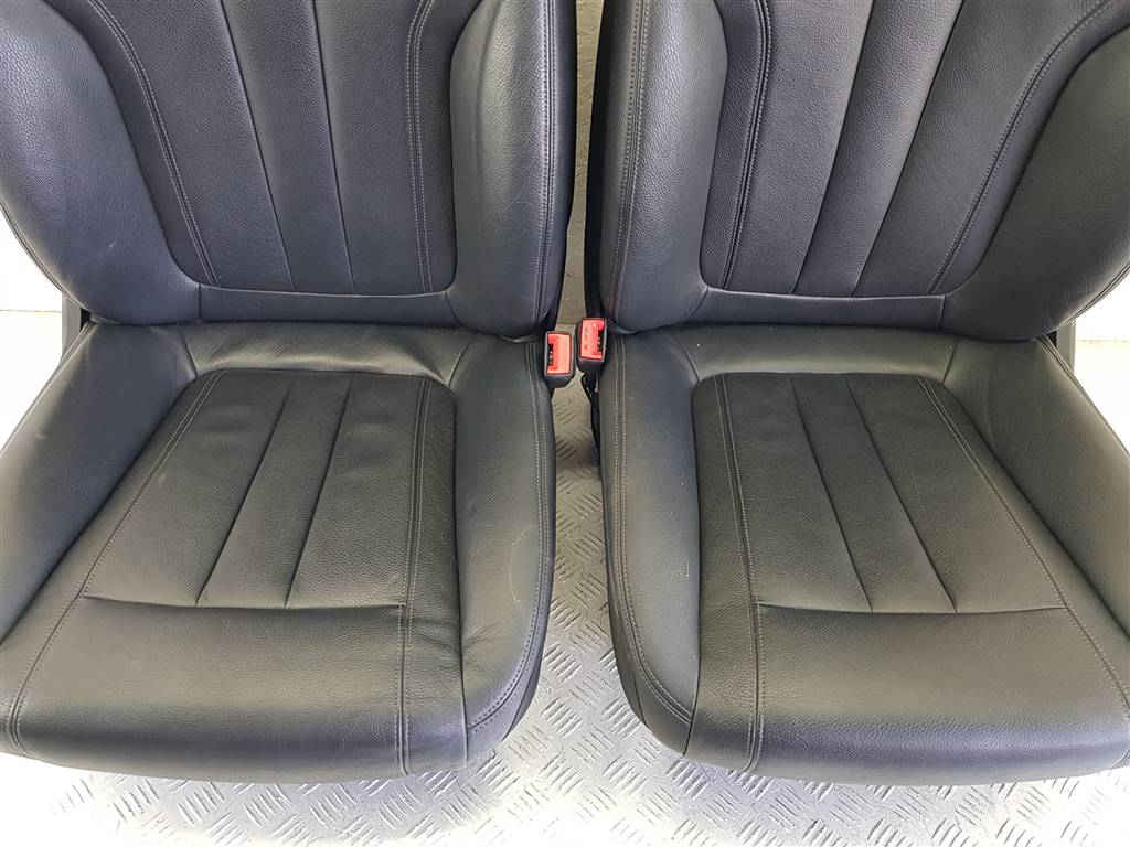 299590