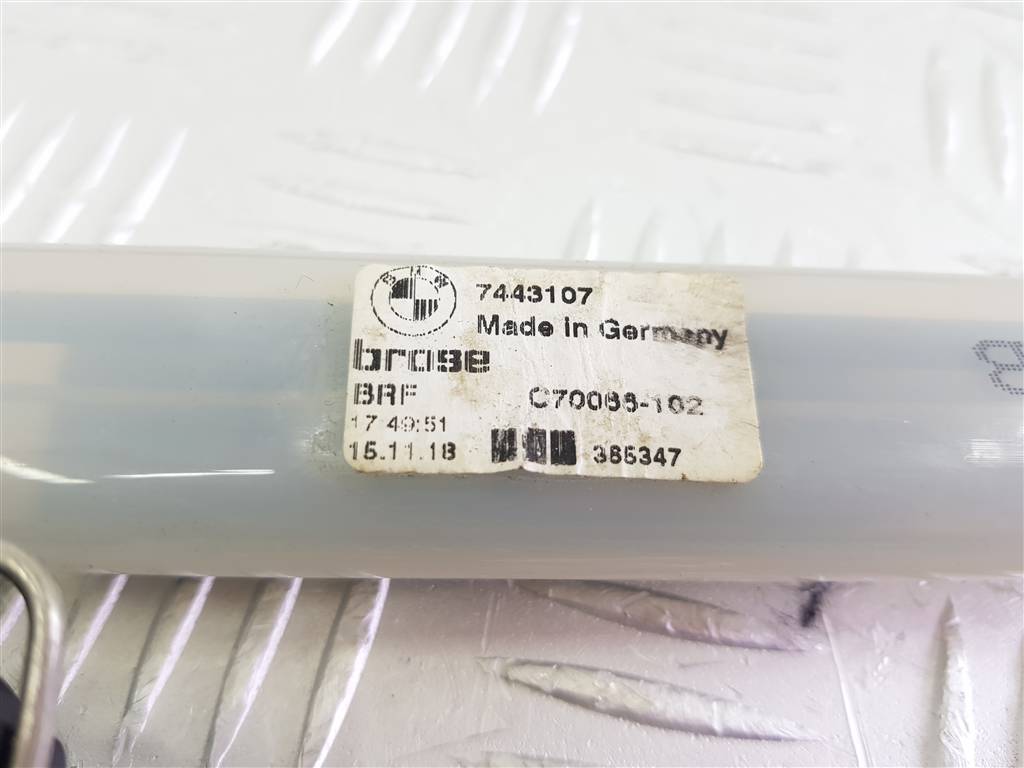 300083