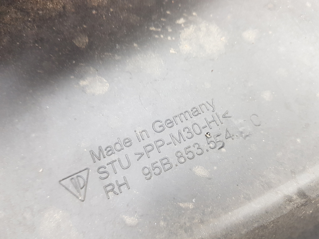 304047