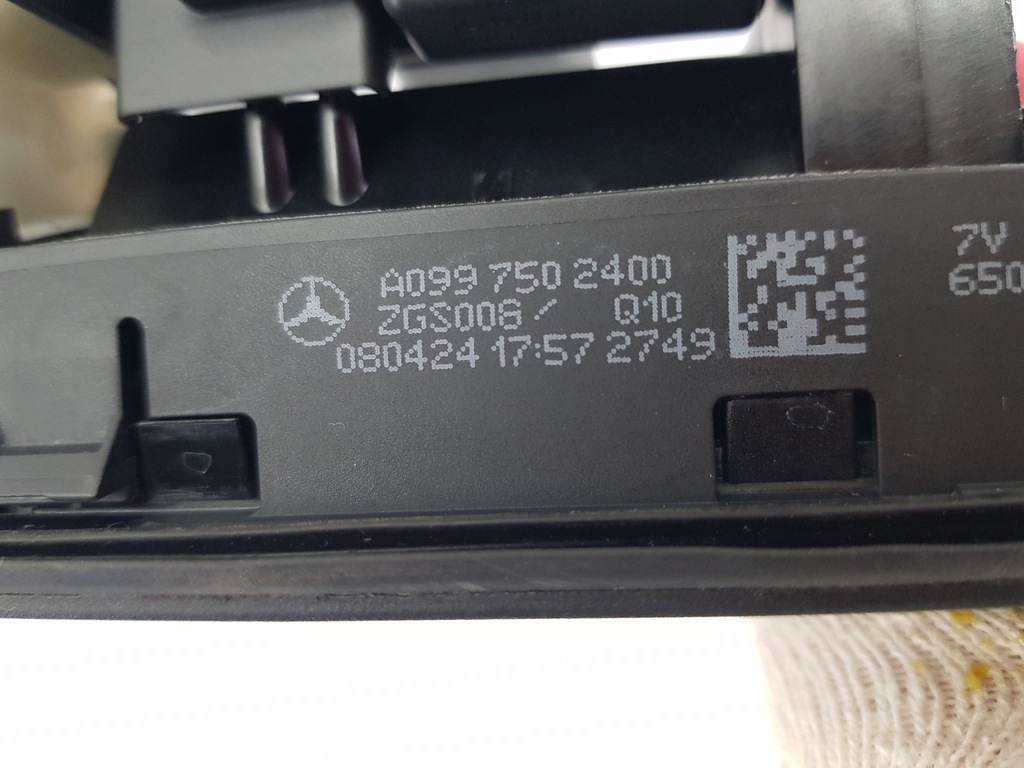 305688
