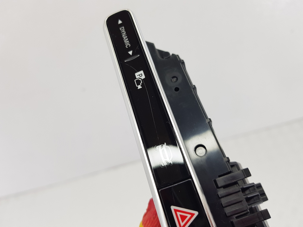 305696