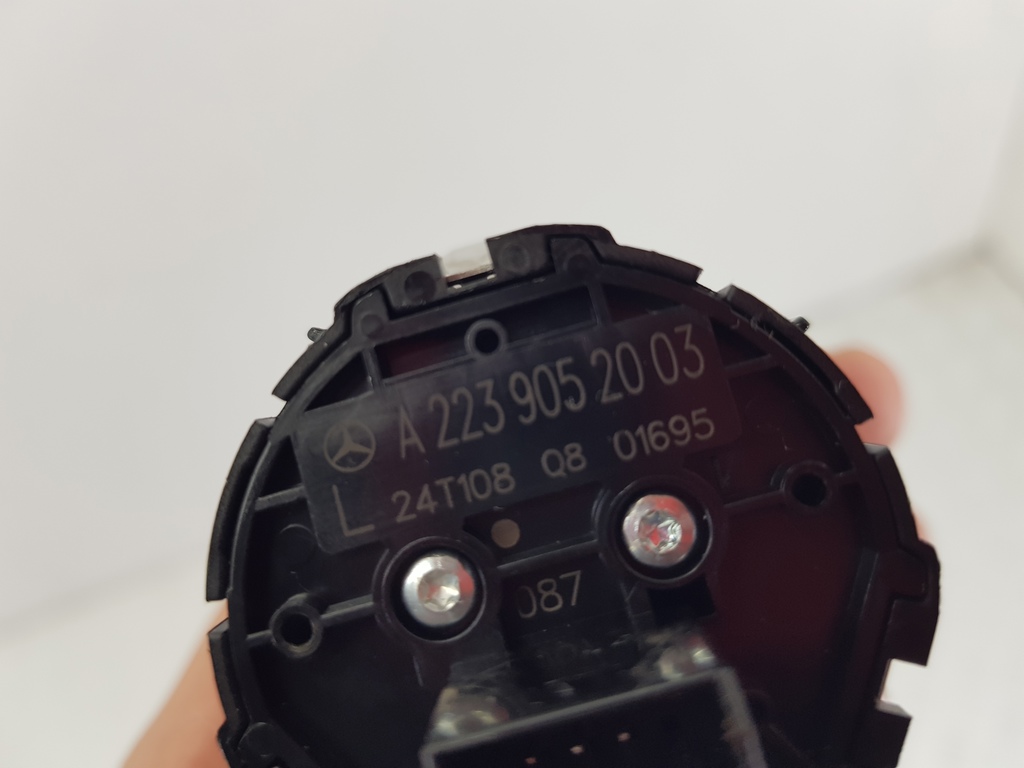 305821