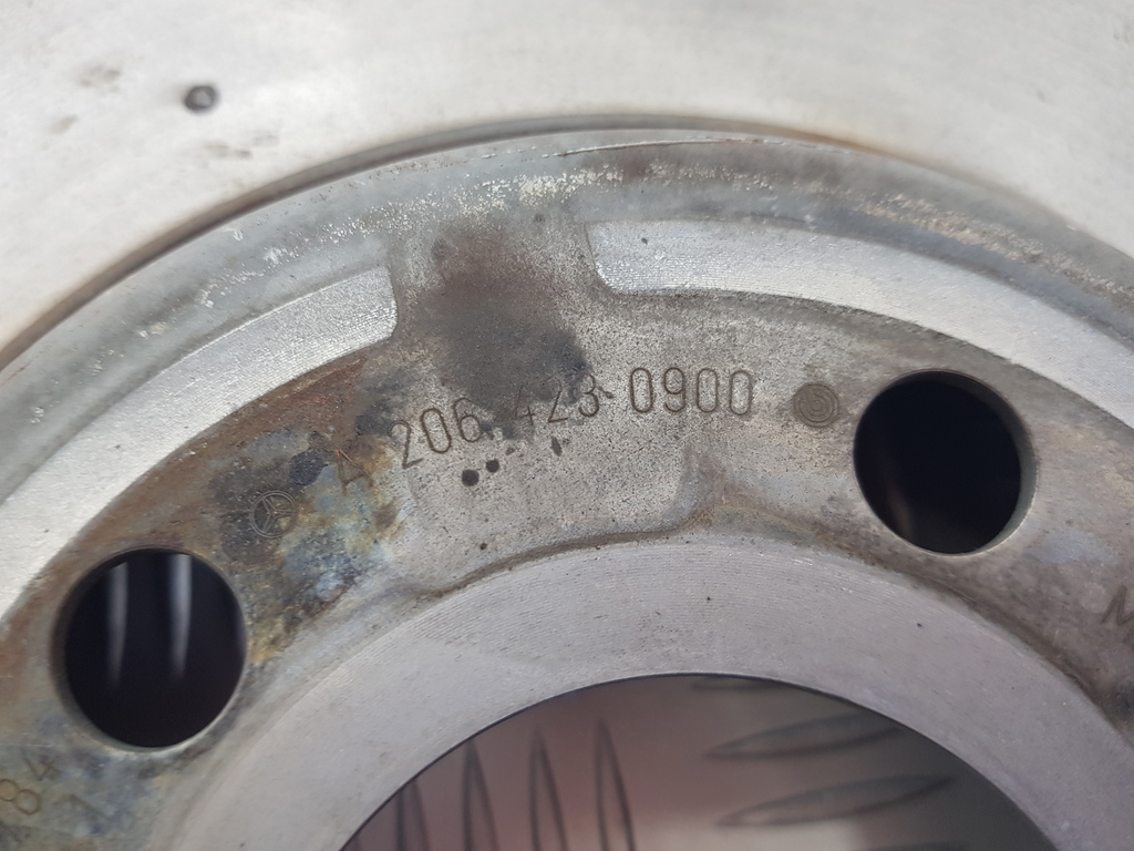 306003