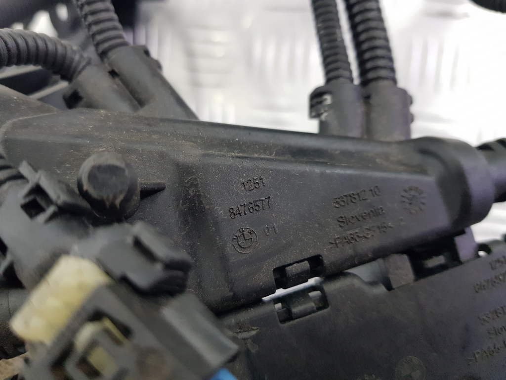 308437