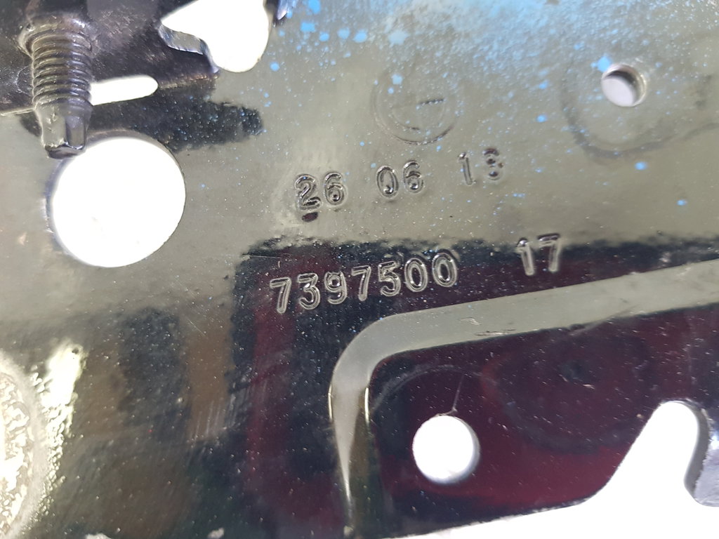 317943
