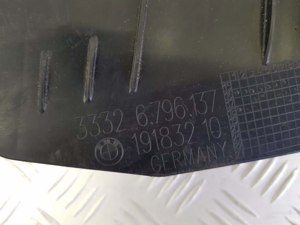 318370