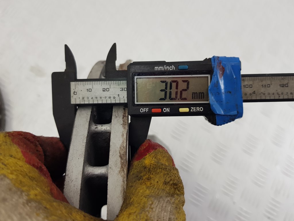 323000