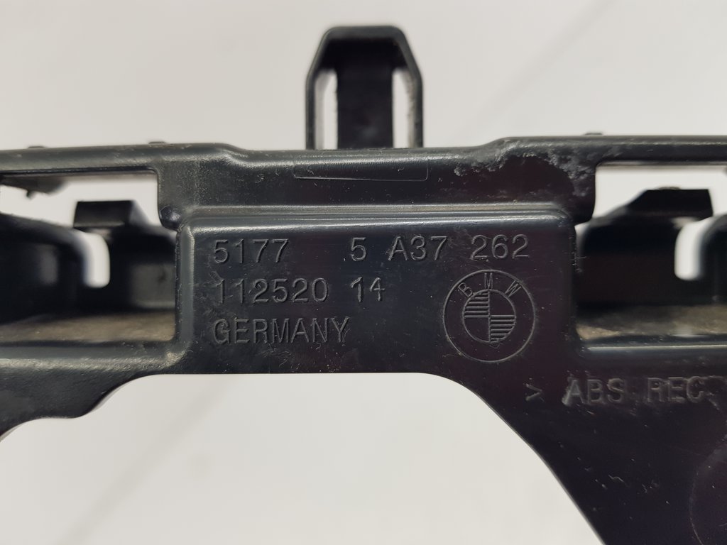 323027