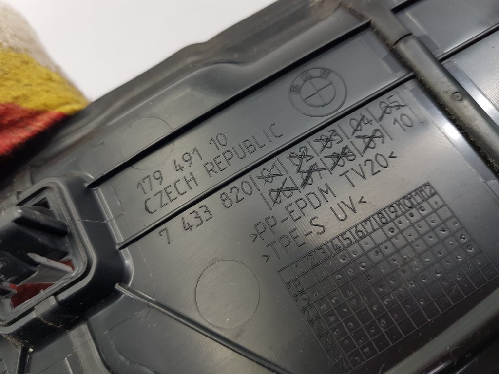323370