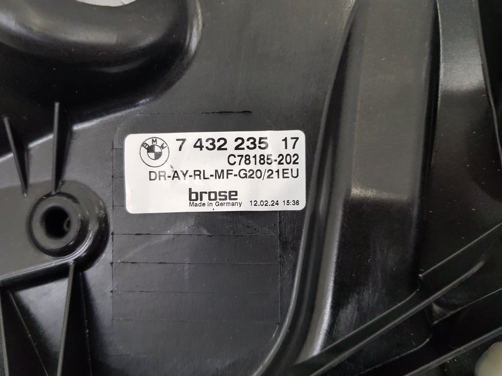 323720