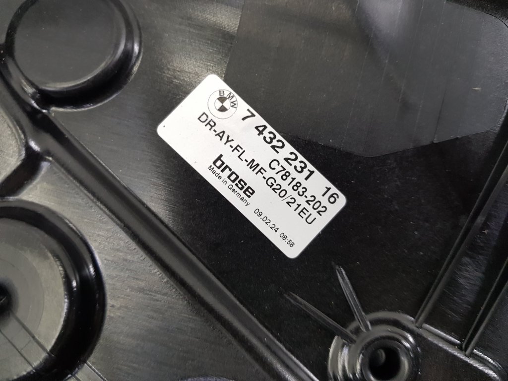 323747