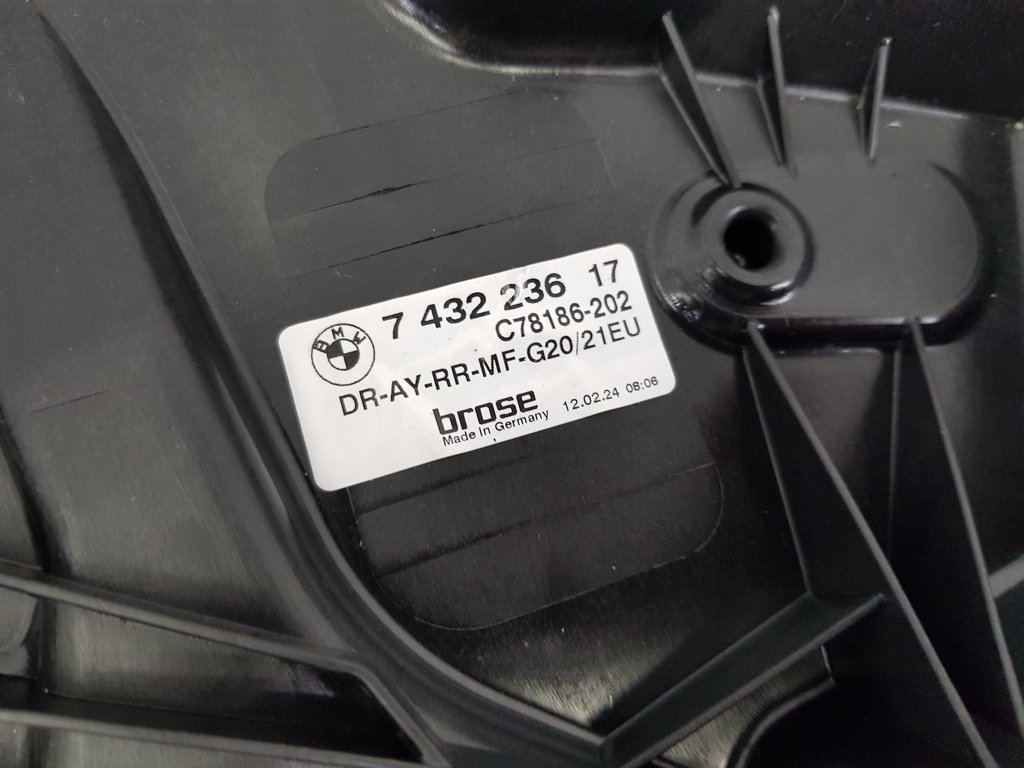 323775