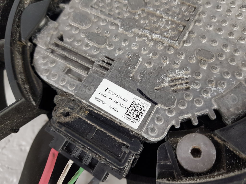 325743